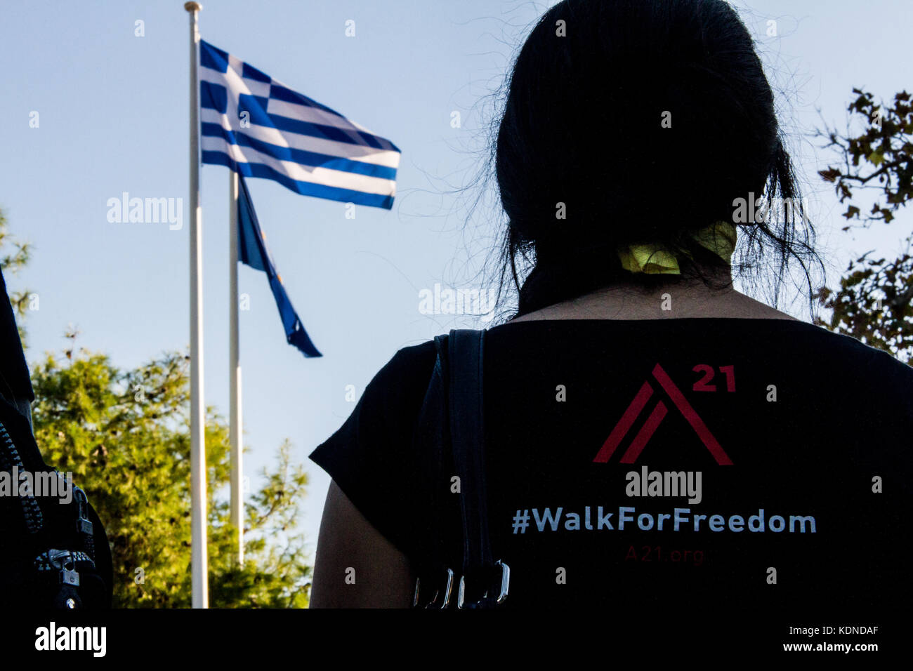 Atene, Grecia. Xiv oct, 2017. ateniesi marzo silenziosamente indossando abito nero e giallo nastri sulla loro bocca durante l 'a piedi per la libertà", un anti-traffico di protesta che avvengono a livello globale. manifestanti hanno iniziato la passeggiata dalla zona di monastiraki verso il parlamento e indietro. Credito: kostas pikoulas/Pacific press/alamy live news Foto Stock