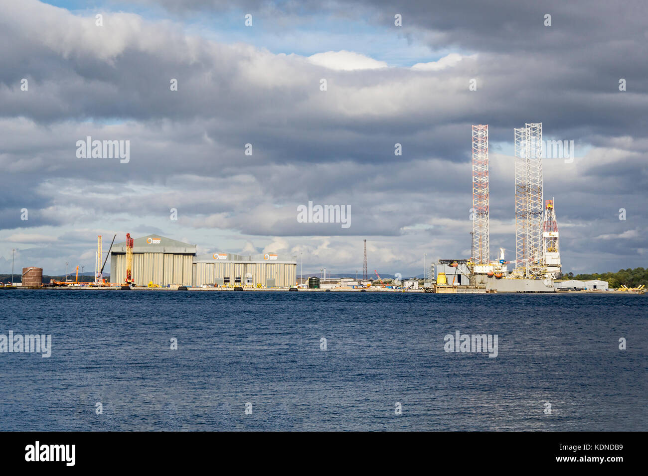Energia globale a Nigg parco energetico Porto di Nigg Highland Scozia UK visto da Cromarty sul Black Isle. Foto Stock