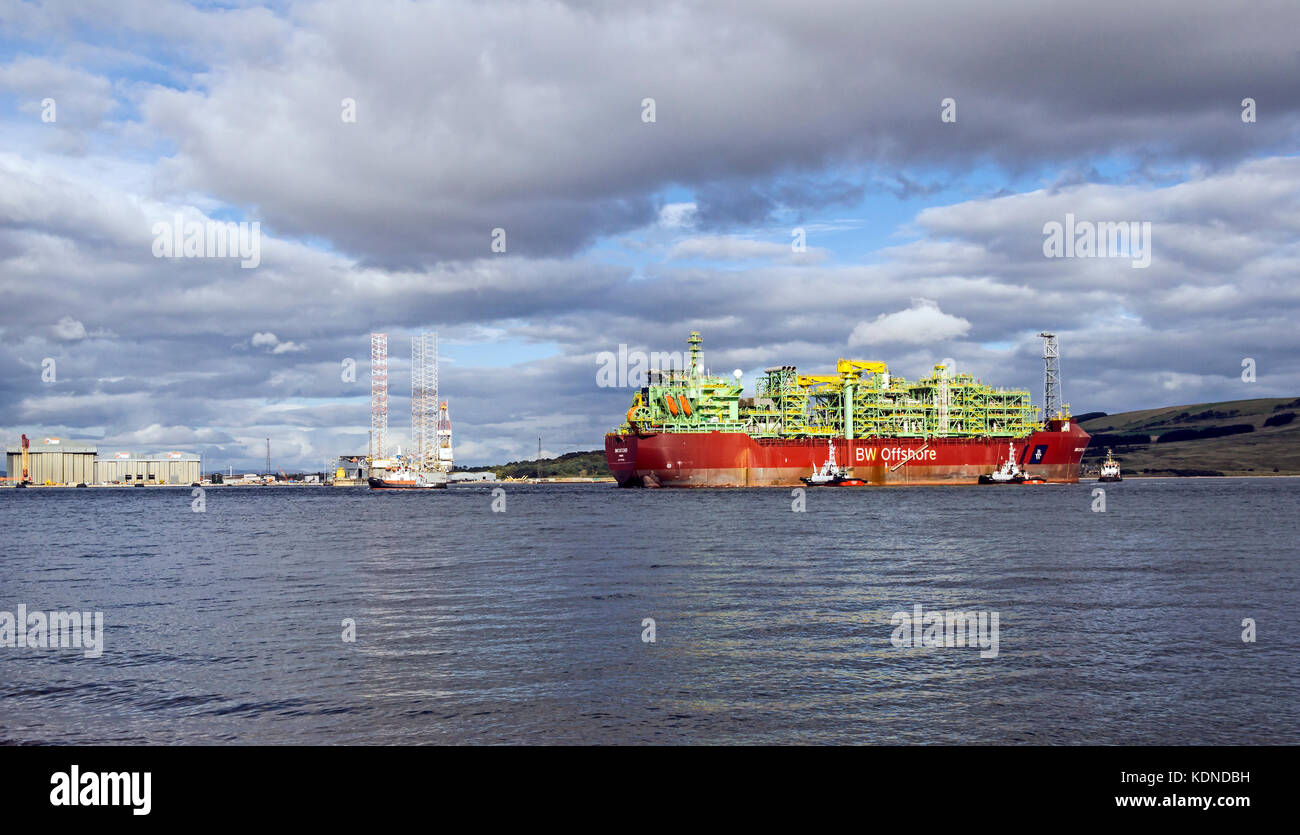 Premier Oil's Floating Production Storage Offloading e (FPSO) nave BW Catcher preparando per ormeggio al Global Energy pier Nigg Highland Scozia Scotland Foto Stock