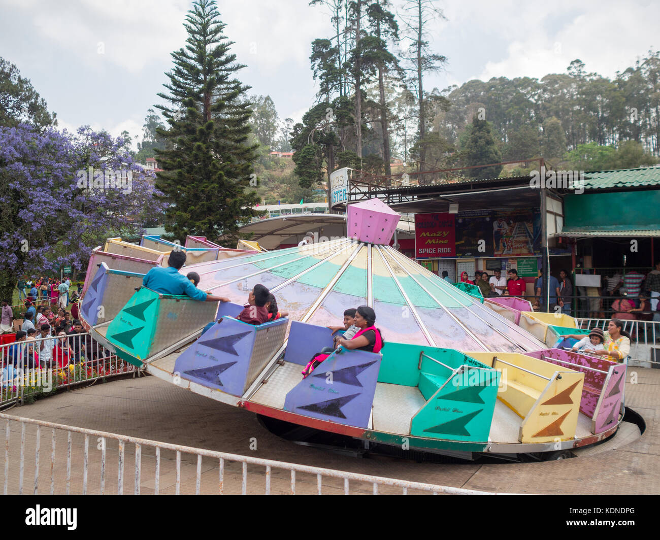 Divertirsi in una giostra in Ooty lake park Foto Stock