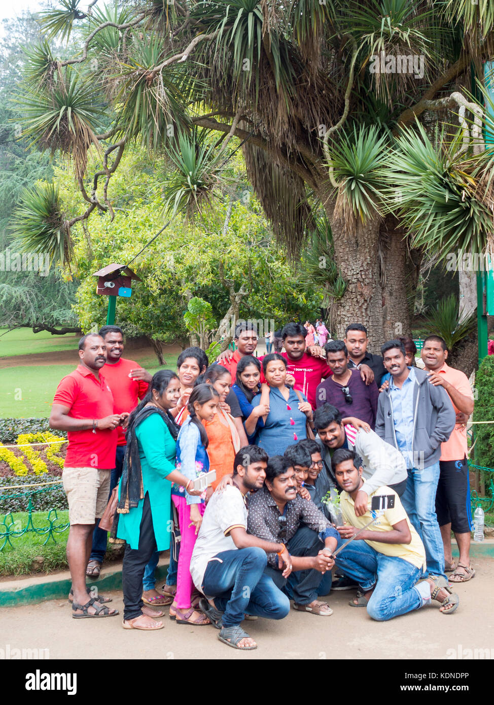 Un gruppo di Indiani di scattare una foto a Ooty Giardini Botanici Foto Stock