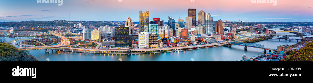 Pittsburgh downtown panorama al tramonto visto da grandview si affacciano di fronte fiume monongahela Foto Stock