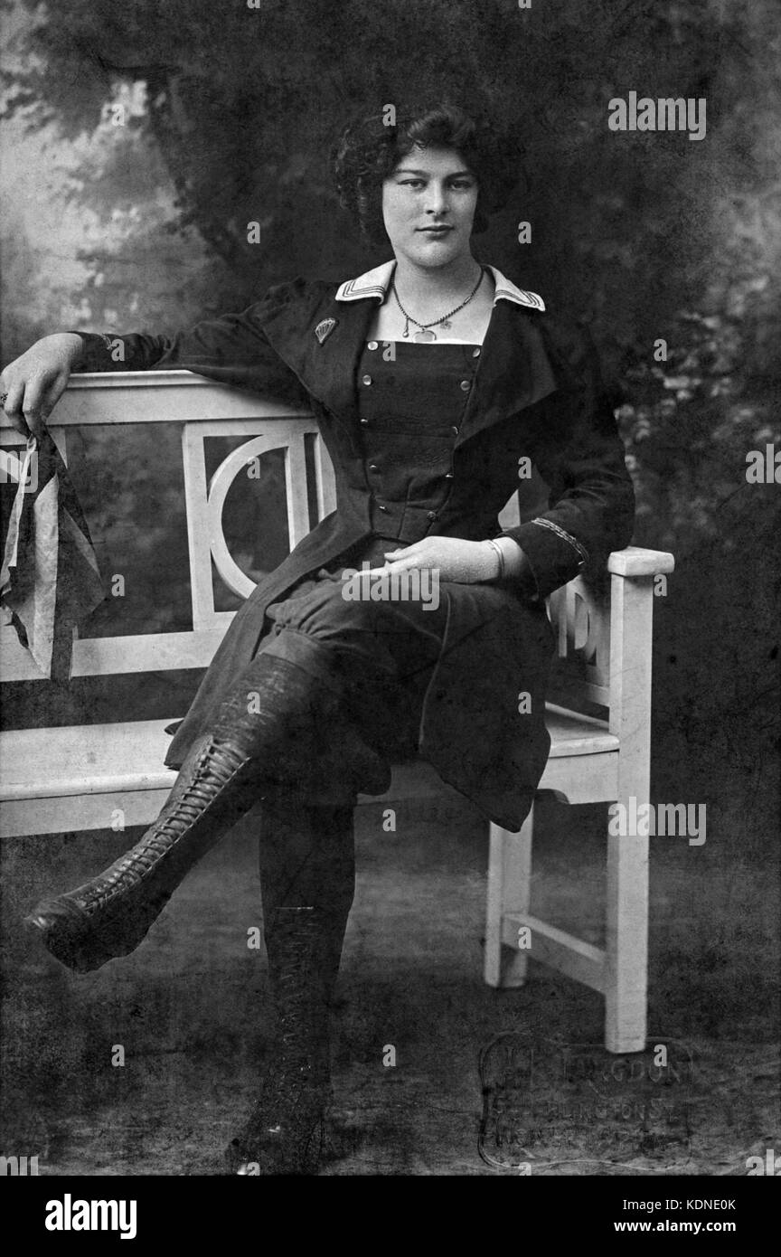 Dolly SHEPHERD (1886-1983) intrattenitore inglese paracadutista e fairground circa 1911 Foto Stock