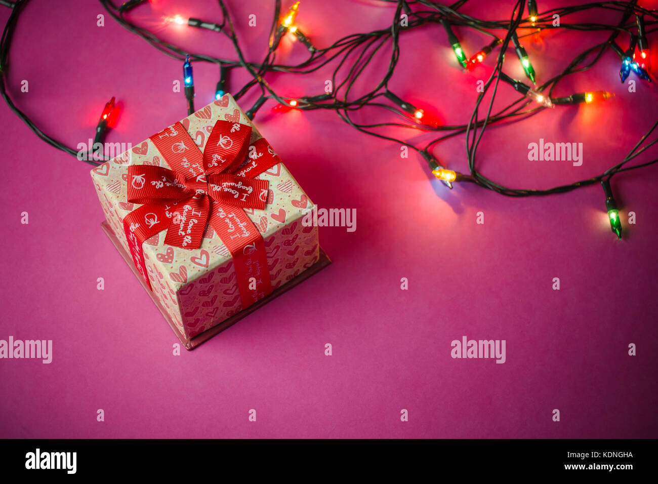 Confezioni Per Regali Di Natale.Scatole Regalo Con Nastri Rossi Sfondo Di Carta Rosa Regali Per Natale O Compleanno Foto Stock Alamy