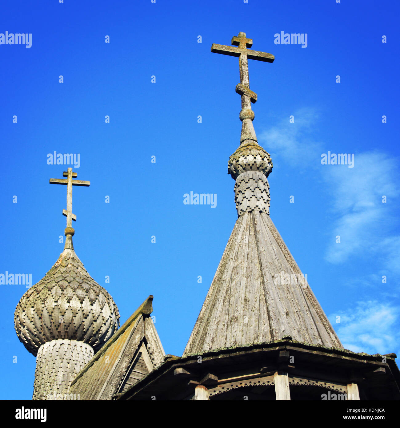 Piccola cappella di legno. basso punto di vista foto. cappella di San Nicola in villaggio vershinino. Uno dei kenozersky parco nazionale di simboli. kenozero, arkhang Foto Stock