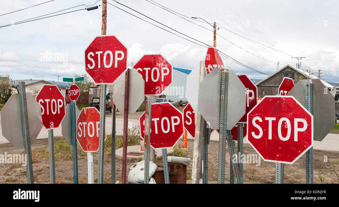 Segni di arresto; villaggio rurale; trasporti; traffico; confusione; nome Alaska. Foto Stock