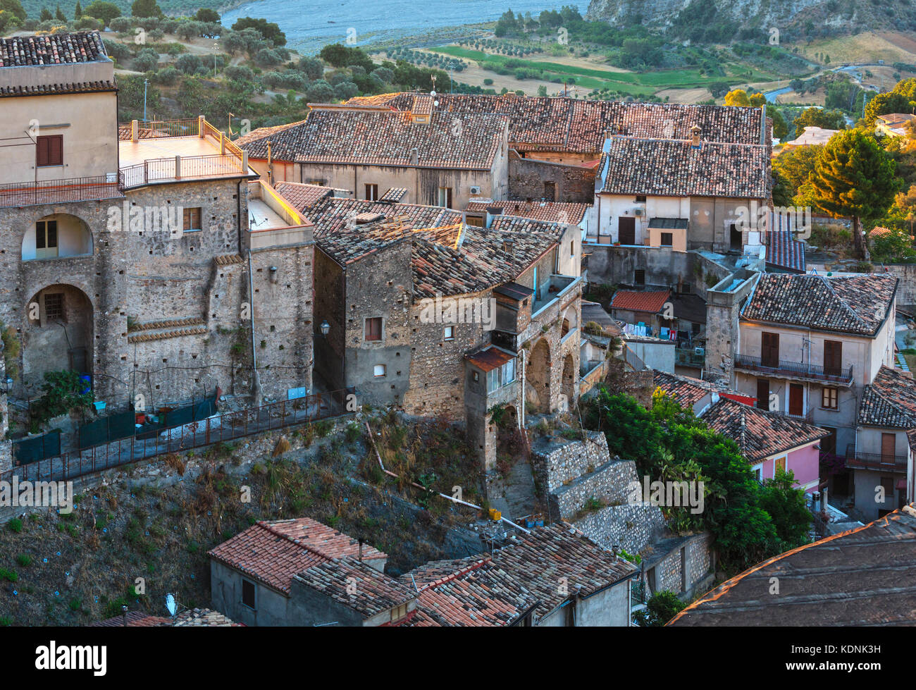 Mattina vecchio centro medievale stilo famos calabria village vista, Italia meridionale. Foto Stock