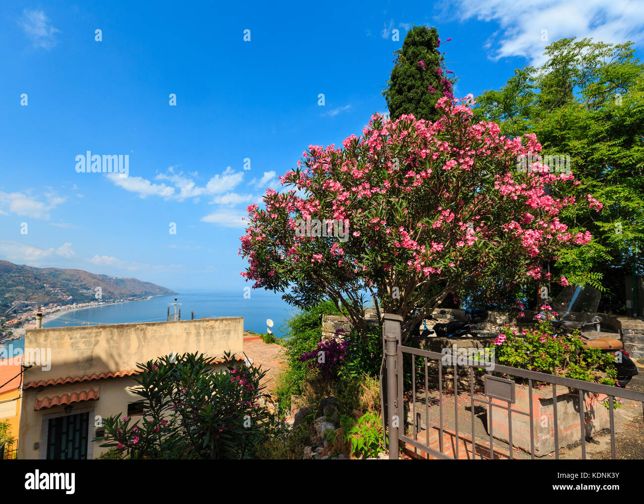 Bellissima Taormina vista dall alto, Sicilia, Italia. il siciliano seascape con costa, spiagge e isola bella. I popoli irriconoscibile. Foto Stock