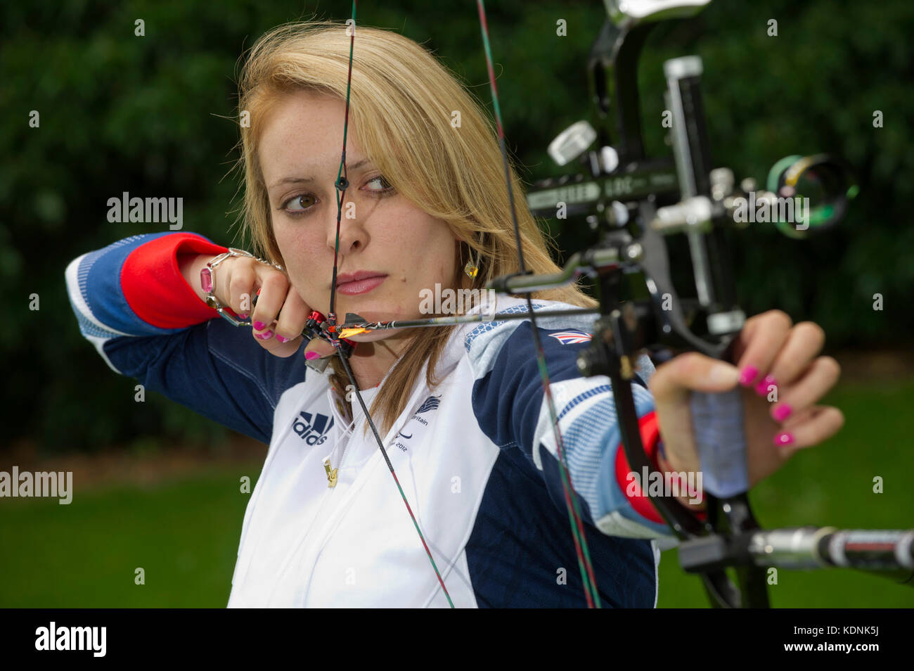 Il Paralympic archer Danielle marrone. Foto Stock