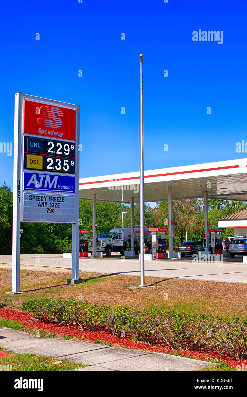 I prezzi della benzina sulla bacheca di overhead a speedway stazione di riempimento in Florida Foto Stock