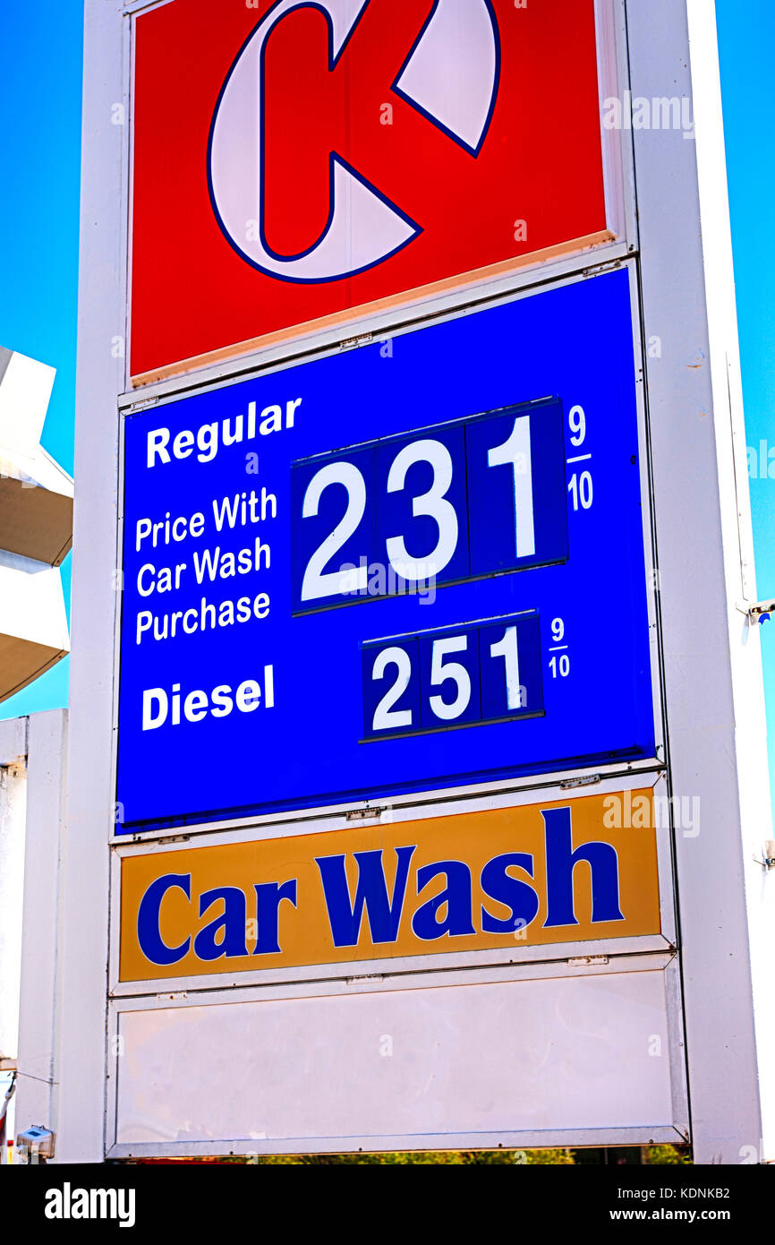 I prezzi della benzina sul tetto di bacheca in corrispondenza di una stazione di riempimento in Florida Foto Stock