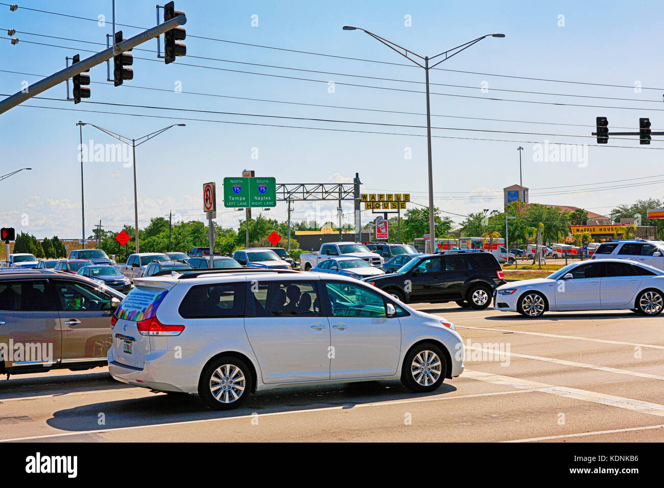 I veicoli si trovano in un incrocio principale che conduce alla i-75 per Naples o Tampa in Florida Foto Stock