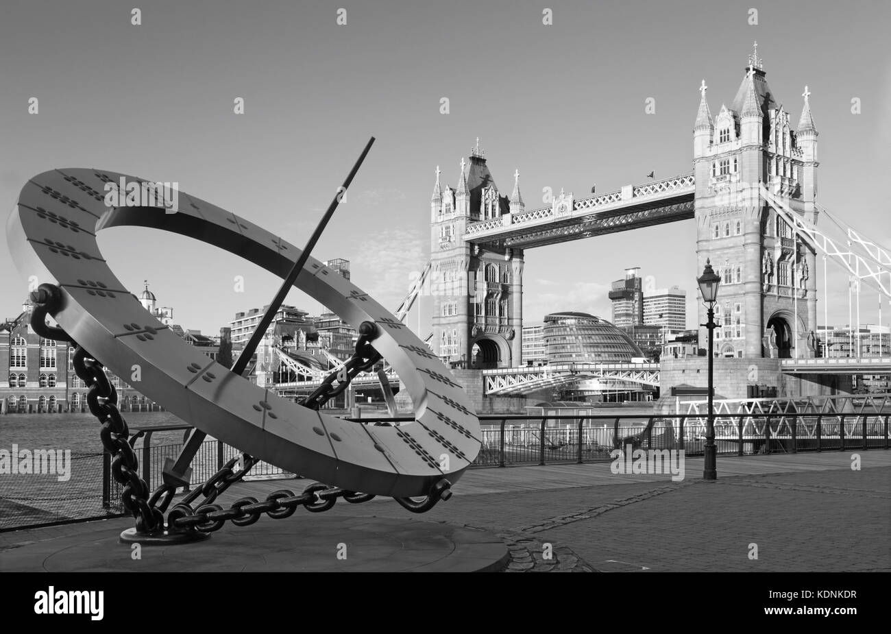 Londra - la torre sposa e orologio solare sul lungo fiume nella luce del mattino. Foto Stock