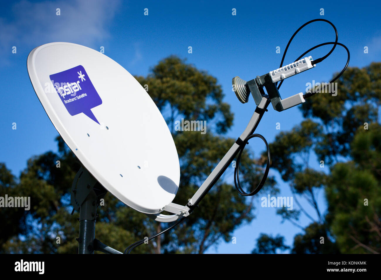Banda larga satellitare piatto di ricezione sul tetto. hopkins creek. Nuovo Galles del Sud Australia. Foto Stock