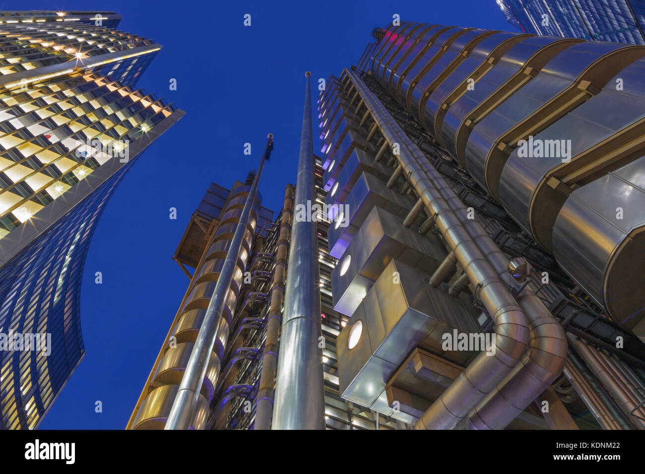 Londra, Gran Bretagna - 18 settembre 2017: le torri di willis edificio e Lloyd's edificio al crepuscolo. Foto Stock
