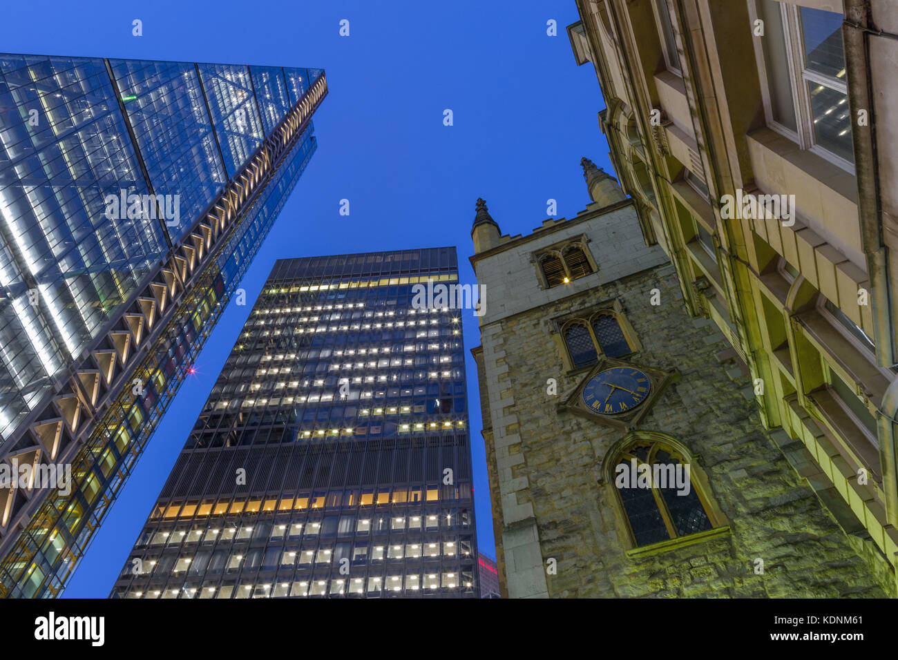 LONDRA, GRAN BRETAGNA - 18 SETTEMBRE 2017: Il Leadenhall Building e Aviva edificio e la torre della chiesa di Sant'Andrea Undershaft al crepuscolo. Foto Stock