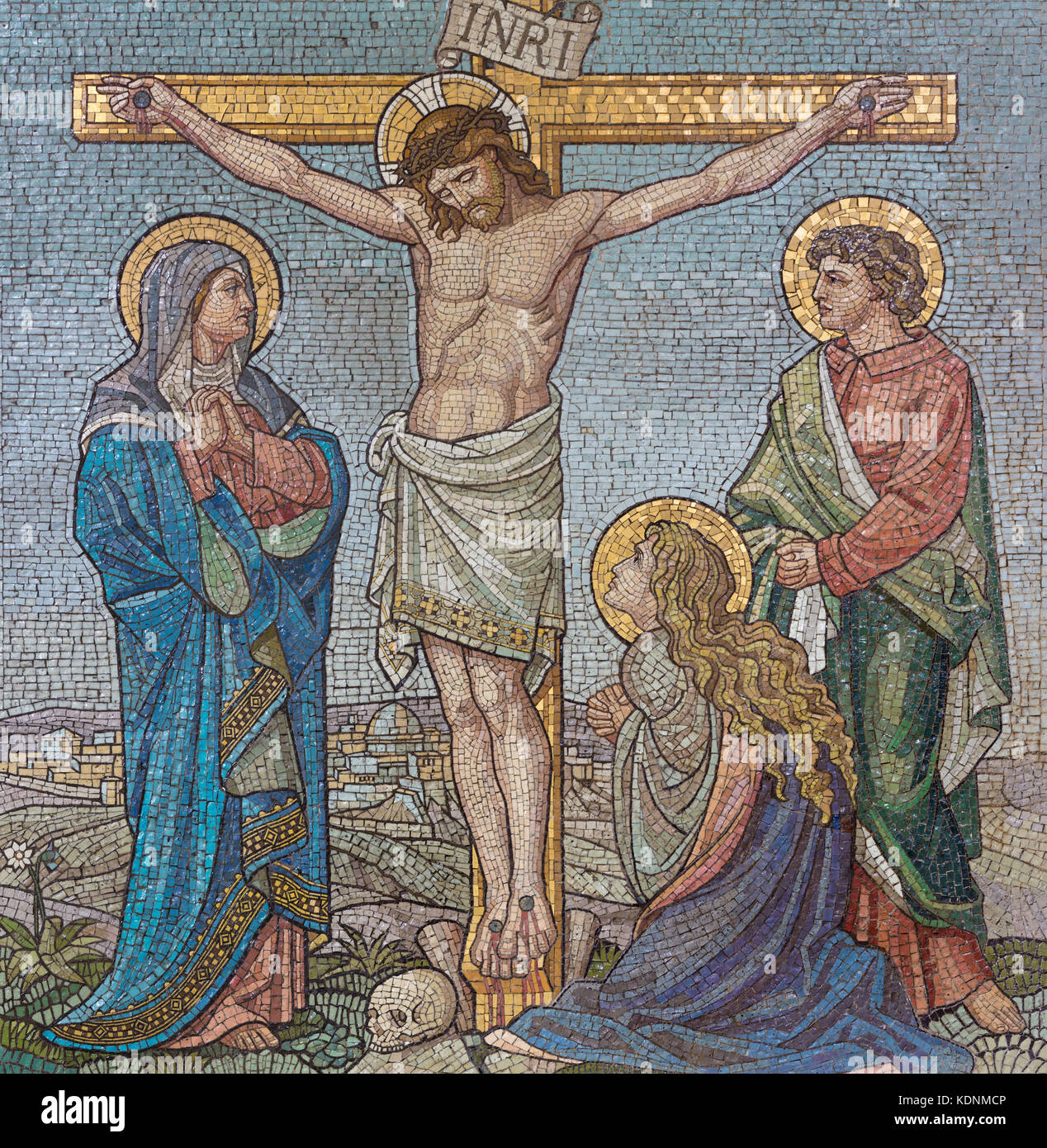 Londra, Gran Bretagna - 17 settembre 2017: il mosaico della crocifissione nella chiesa di San Barnaba da bodley e garner (fine 19. cent.). Foto Stock