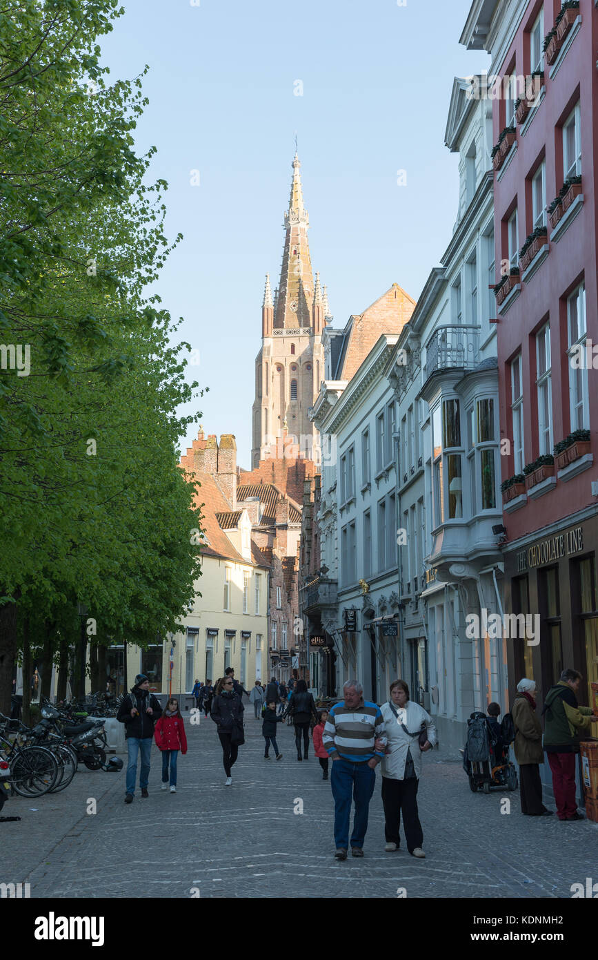 Bruges, Belgio - 15 Aprile 2017: vista sulla strada del centro storico di Bruges, Belgio Foto Stock