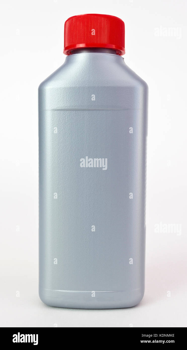 Tall grigio grigio bottiglia di plastica con tappo rosso e nessuna etichetta. Foto Stock