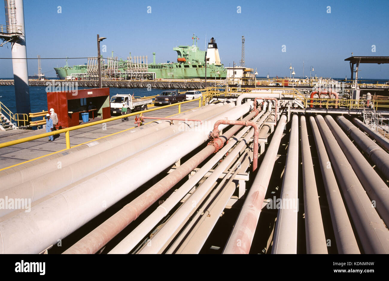 Ras Tanura, la più grande raffineria di petrolio nel mondo, azionato dalla Saudi Aramco, la più grande compagnia petrolifera al mondo. Foto Stock