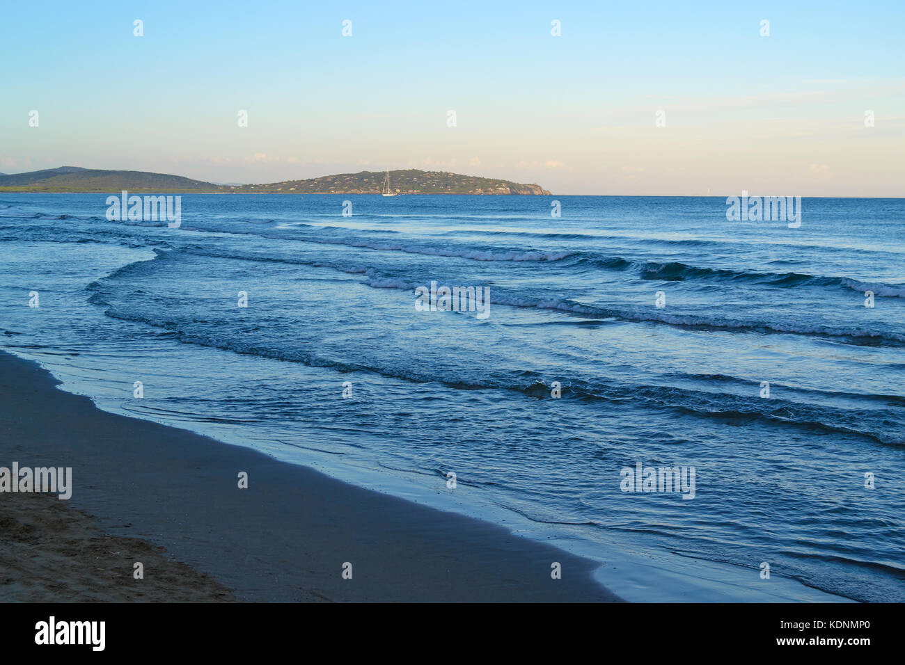 Giorno di pace e di relax sulla spiaggia di Porto Ercole a guardare il mare e il monte argentario, Italia Foto Stock