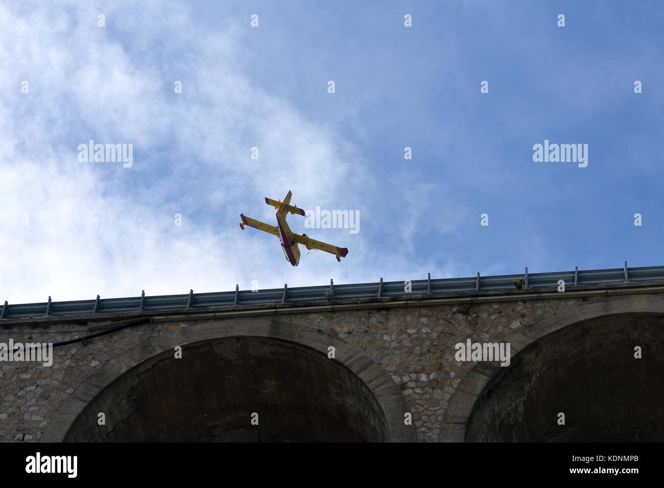 Prezioso intervento dei vigili del fuoco con un canadair battenti tra il legno e il mare per spegnere un incendio, volare su un ponte Foto Stock