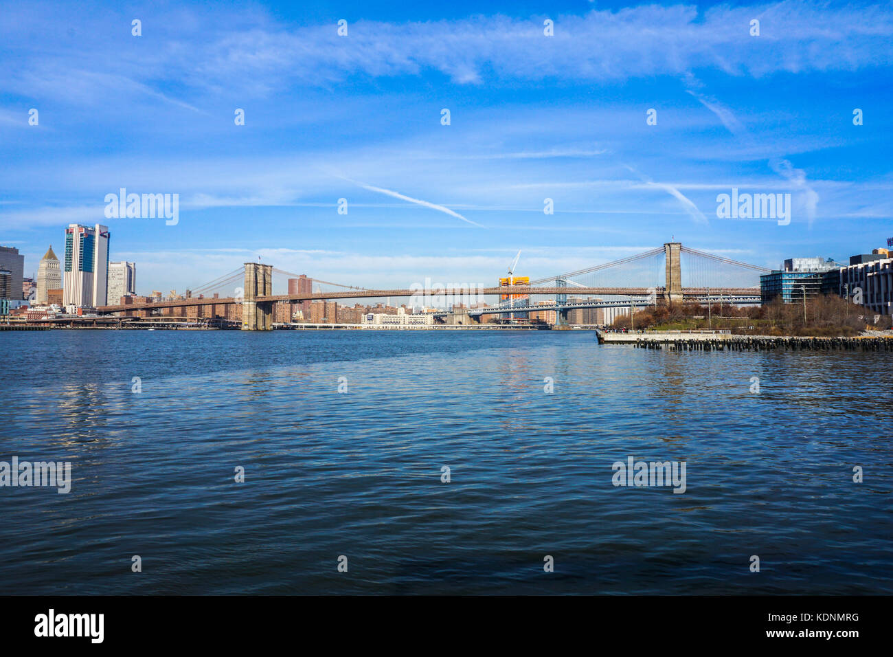 Affacciato sul ponte di Brooklyn in un caldo giorno d'inverno Foto Stock