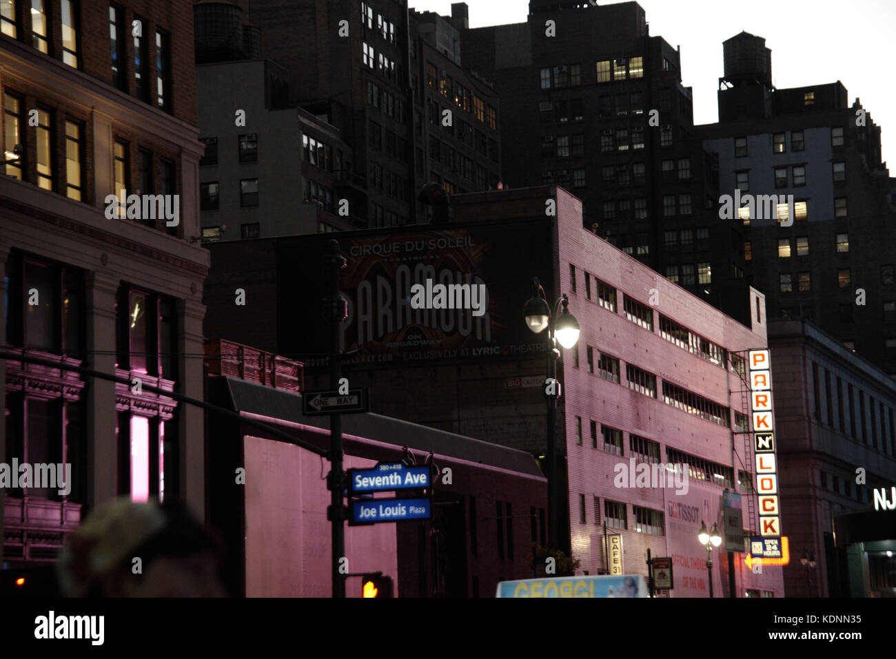 Le luci del tramonto su edifici di Manhattan Foto Stock