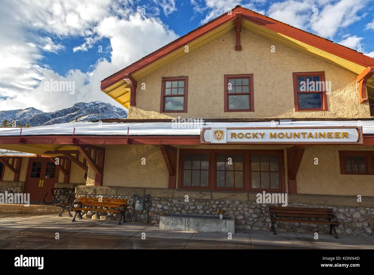 Patrimonio di banff stazione ferroviaria e rocky mountaineer pacific linea treno fermata a Banff National Park montagne rocciose Alberta Canada Foto Stock