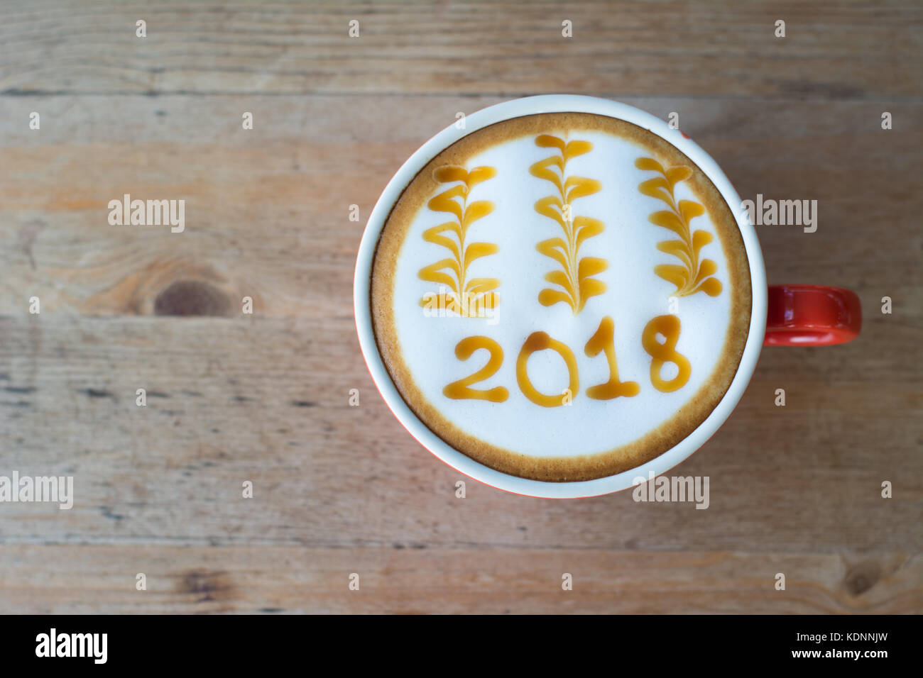 Caffè caldo con la schiuma di latte art 2018 sul tavolo di legno, latte art caffè Foto Stock