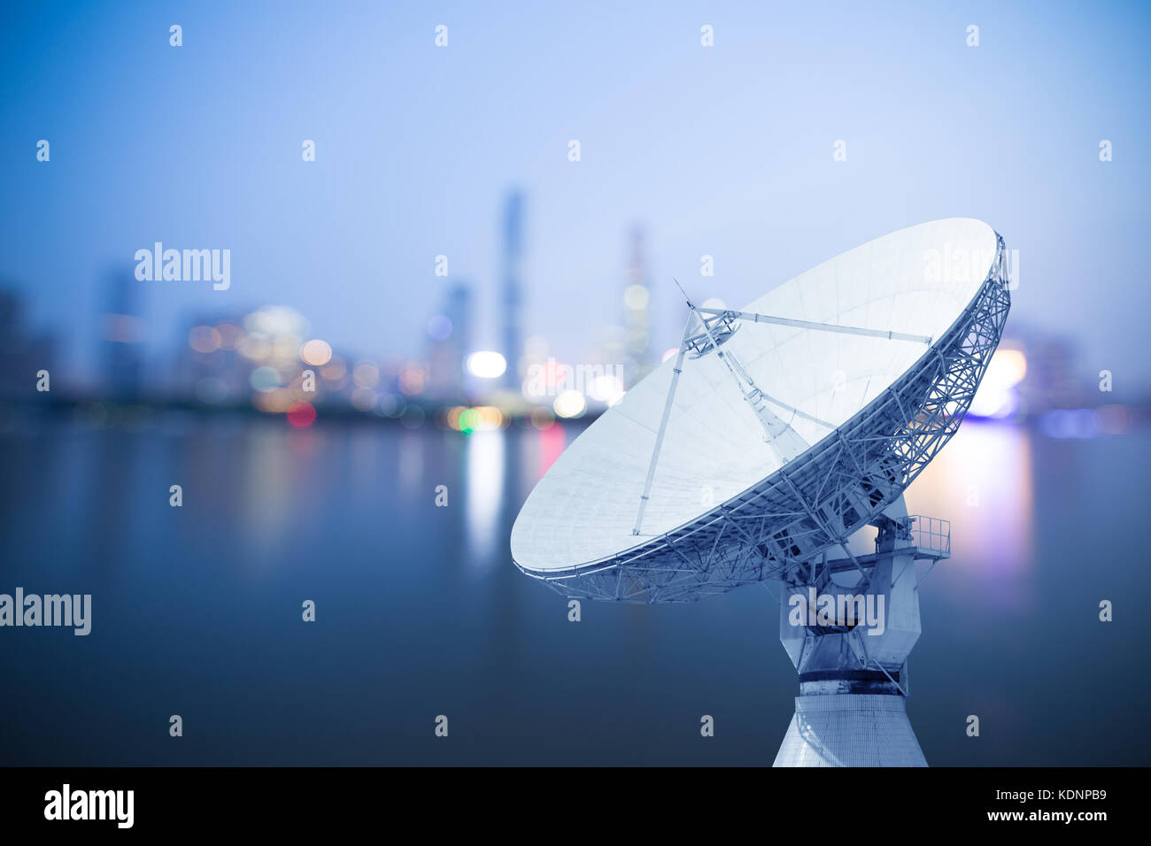 Immagine della parabola satellitare la tecnologia spaziale dei ricevitori Foto Stock
