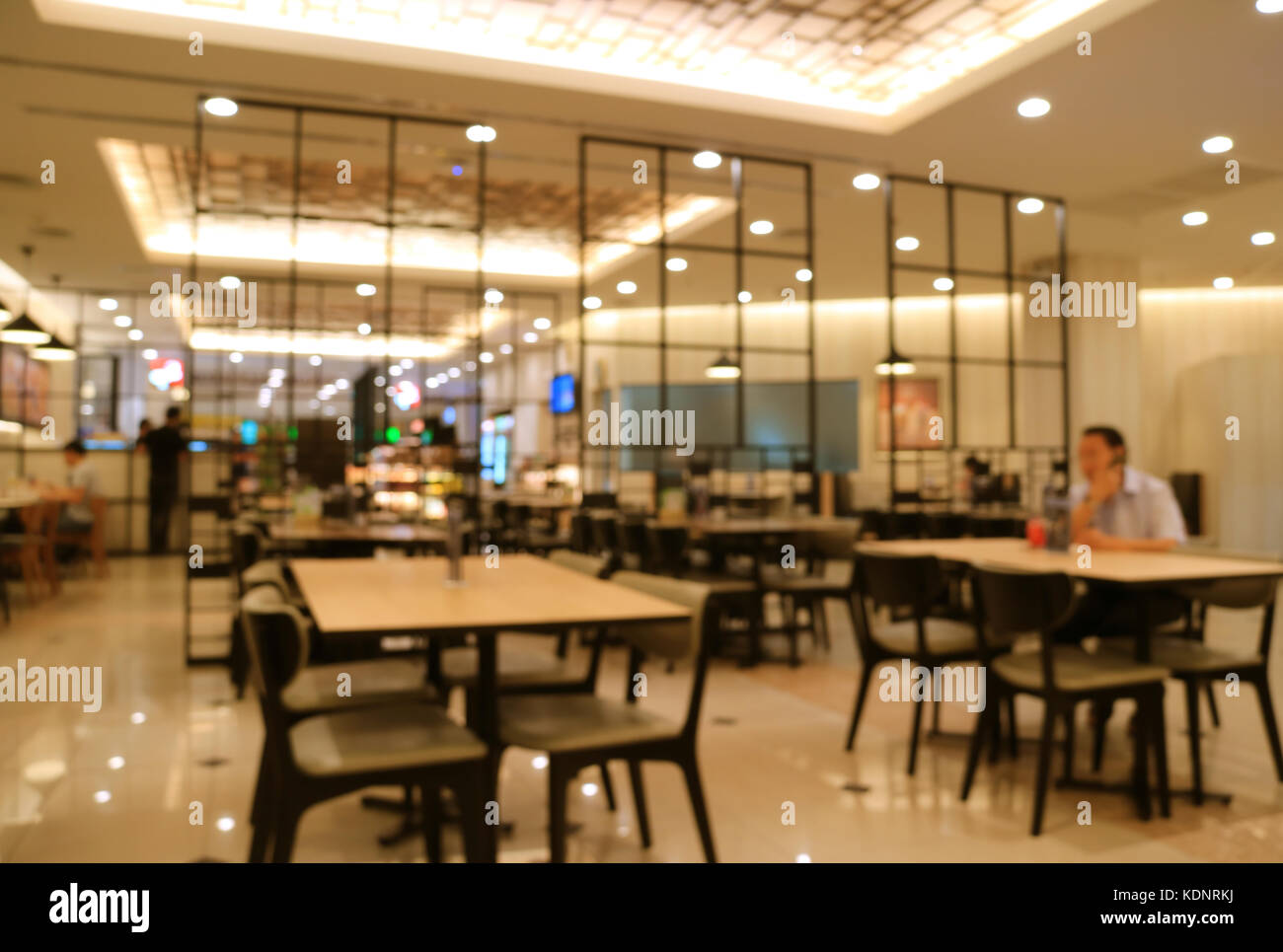 Sfocata stile moderno interno di un ristorante cafe in beige e nero con molti lighting Foto Stock