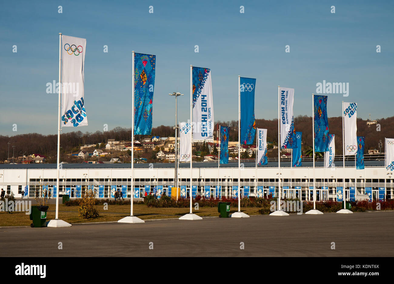 SOCHI, RUSSIA. 7 FEBBRAIO 2014 - bandiere olimpiche di fronte all'ingresso del Parco Olimpico di Sochi Foto Stock