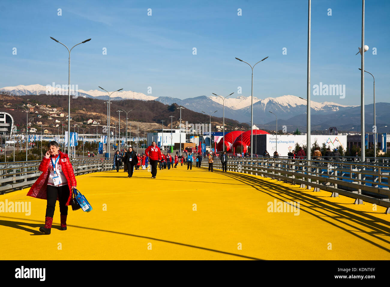 SOCHI, RUSSIA. 07 FEBBRAIO 2014 - i primi spettatori e tifosi si si recano alla cerimonia di apertura dei Giochi Olimpici Foto Stock