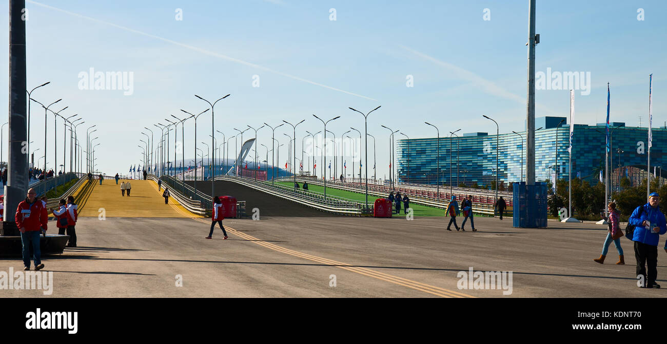 SOCHI, RUSSIA. 07 FEBBRAIO 2014 - Parco Olimpico Sochi prima dell'apertura dei Giochi Olimpici. Vialetti multicolore. Foto Stock