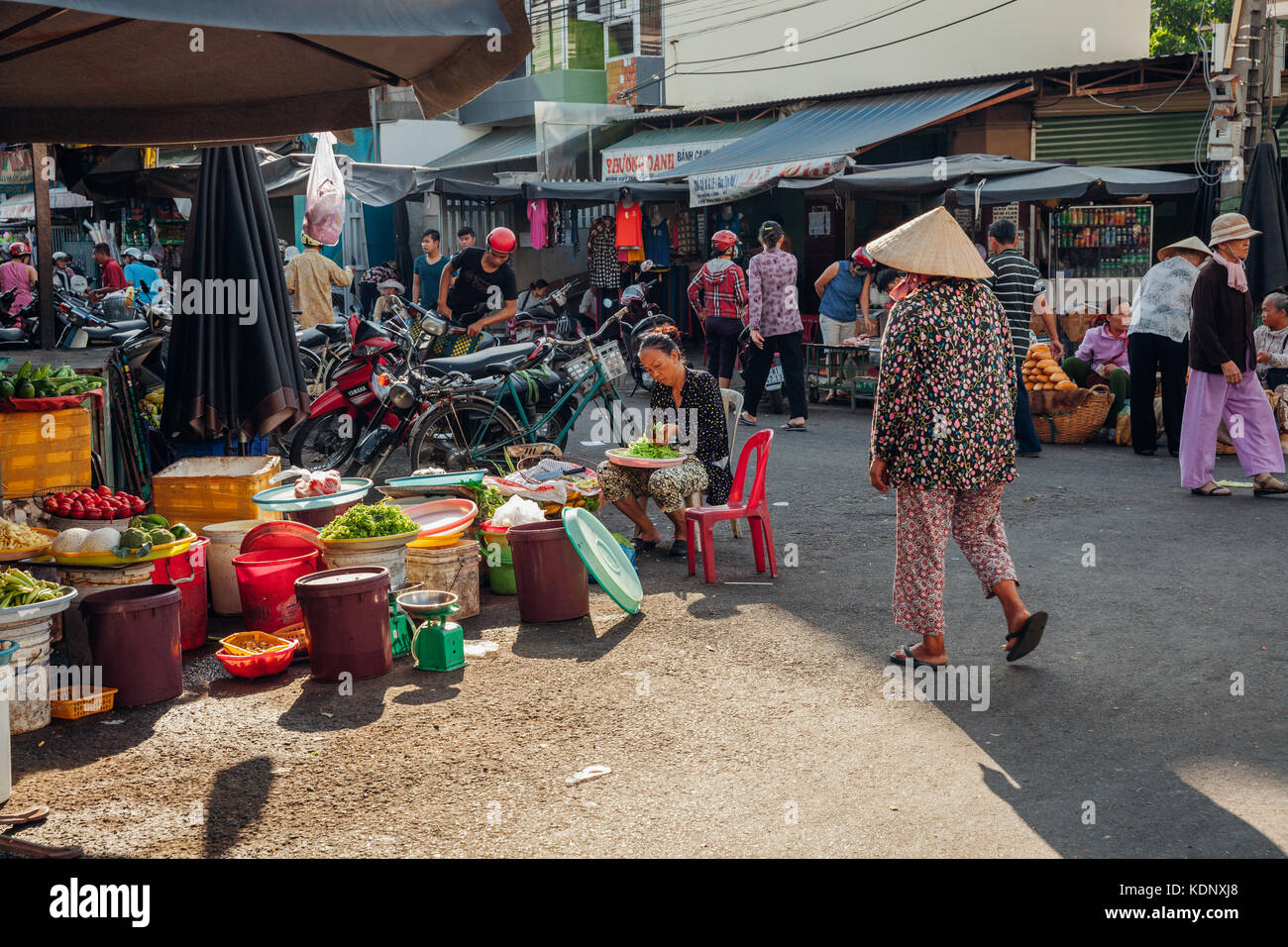 Nha Trang, vietnam - Luglio 14, 2016: donna vietnamita nel cappello conico passeggiate al mercato mattutino di Nha Trang, vietnam sulla luglio 14, 2016. Foto Stock