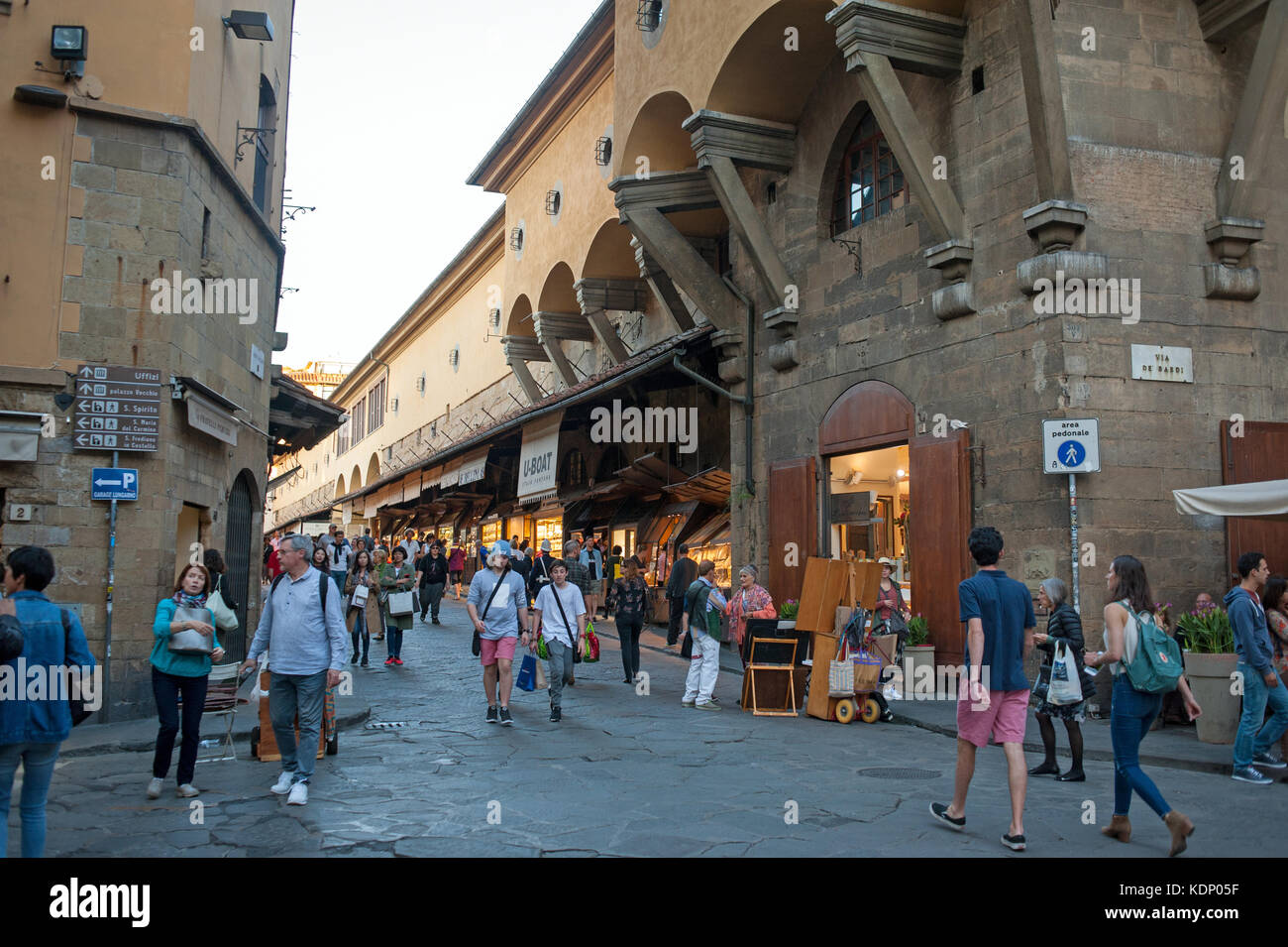 I turisti in Ponte Vecchio a Firenze, Italia Foto Stock