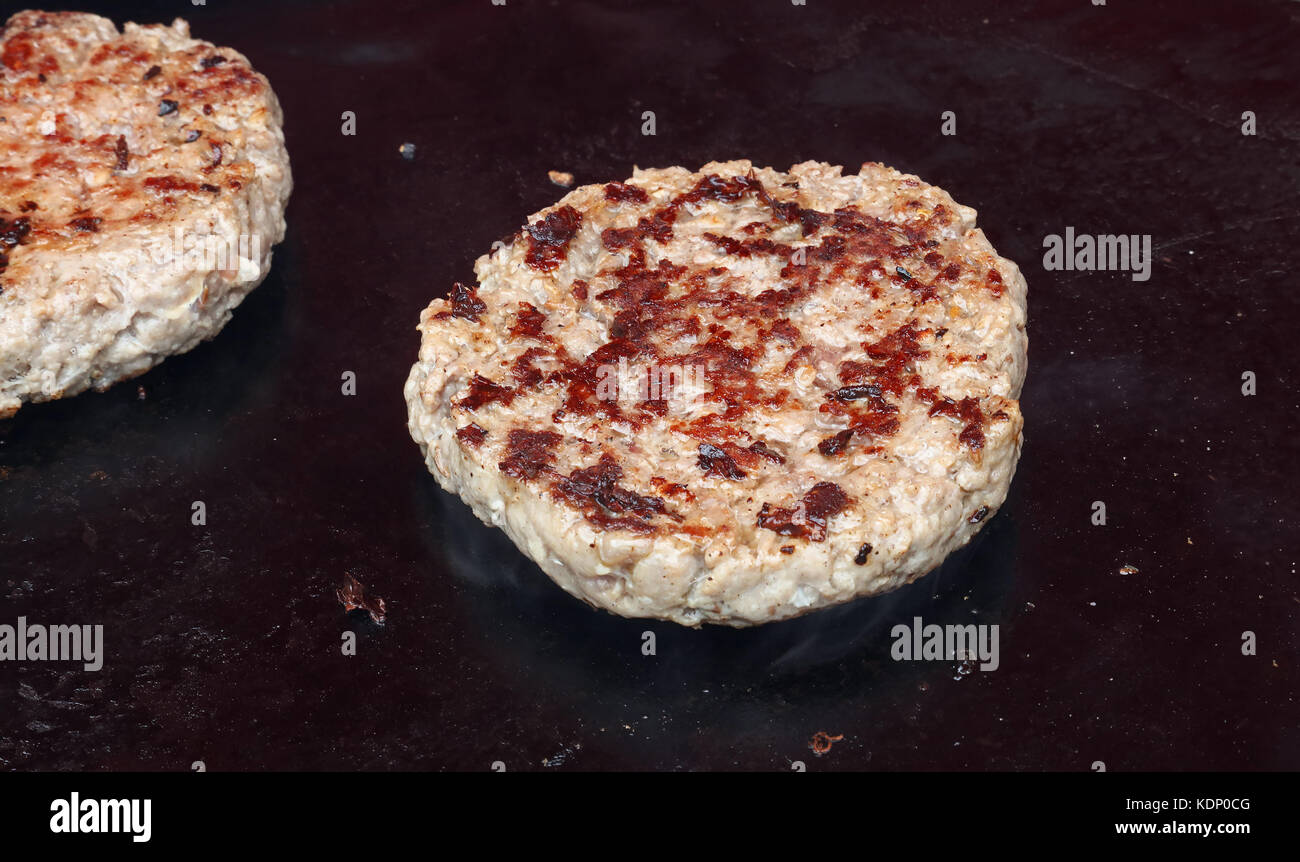 Chiudere carne Hamburger di carne per il fast food hamburger cotti sul barbecue grill, ad alto angolo di visione Foto Stock