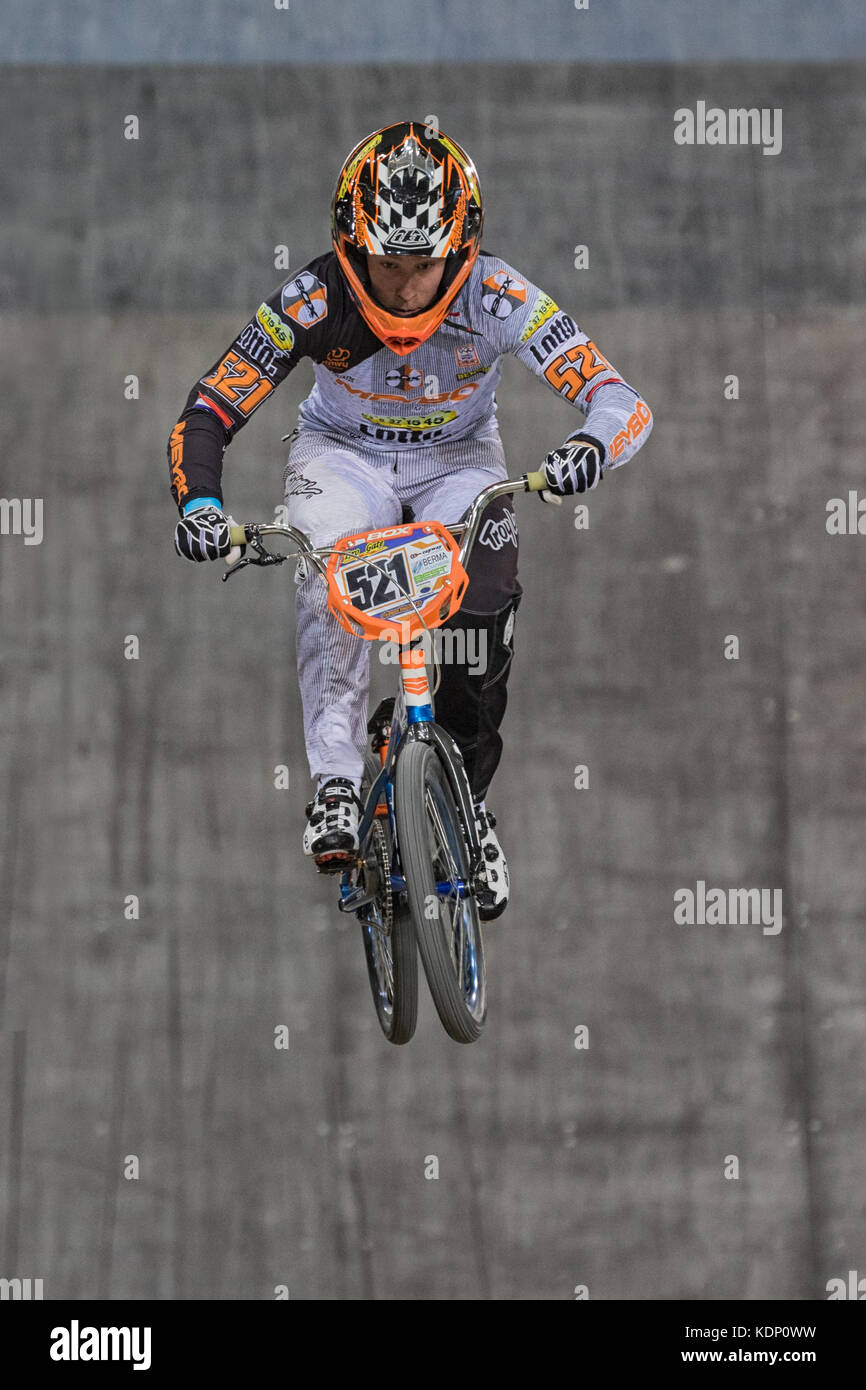 BMX piloti competere a livello nazionale centro ciclistico, Manchester, Regno Unito Foto Stock