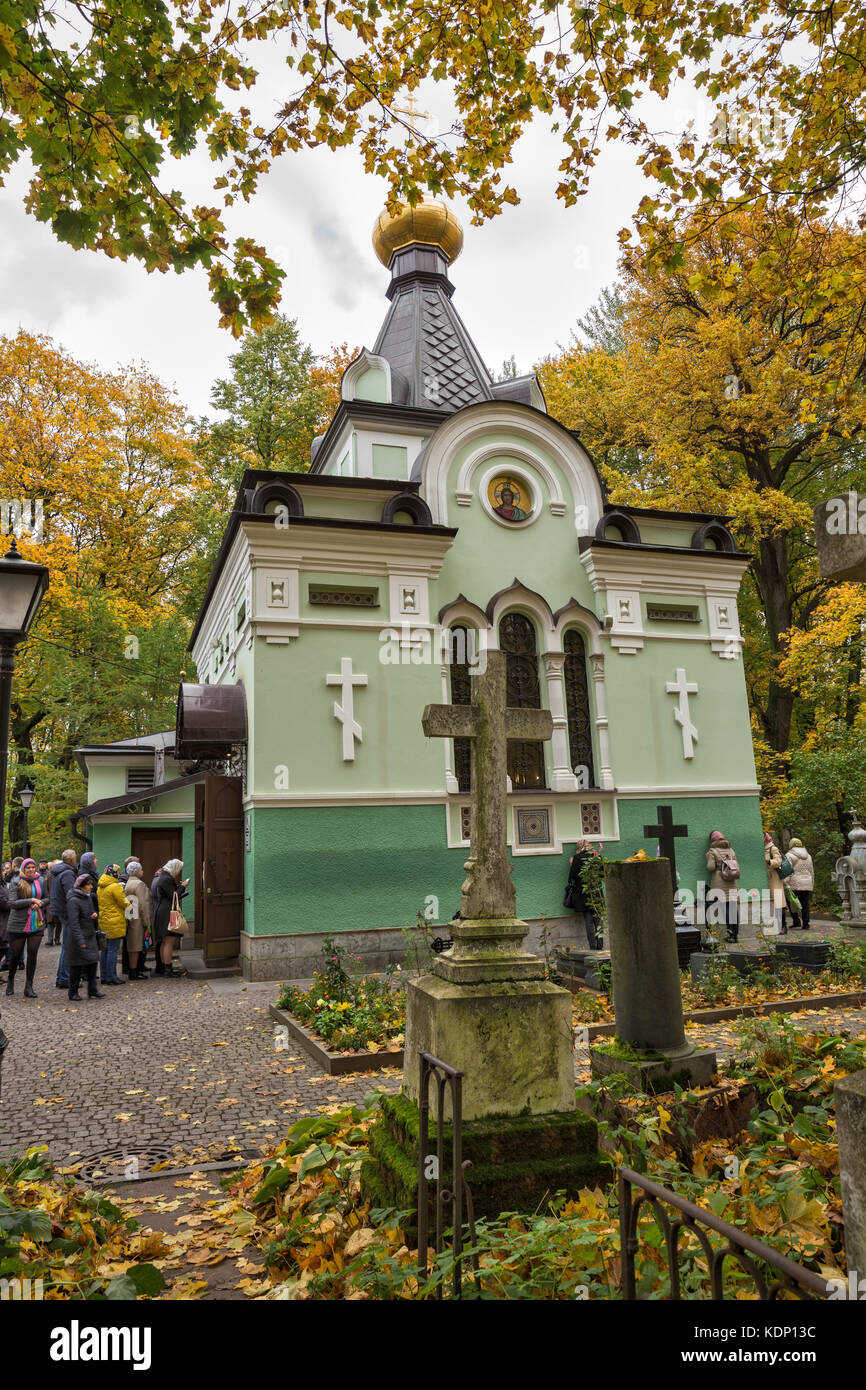 Saint-Petersburg, Russia - 14 ottobre 2017: persone stare in linea a pregare e a mettere una candela nella cappella di san Benedetto xenia di San Pietroburgo Foto Stock