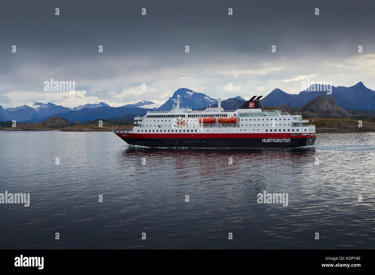 Norvegese Hurtigruten nave passeggeri, MS Nordlys, Vela Nord passata Rødøy nel Vestfjord (Vestfjorden), a nord del Circolo Polare Artico. Foto Stock