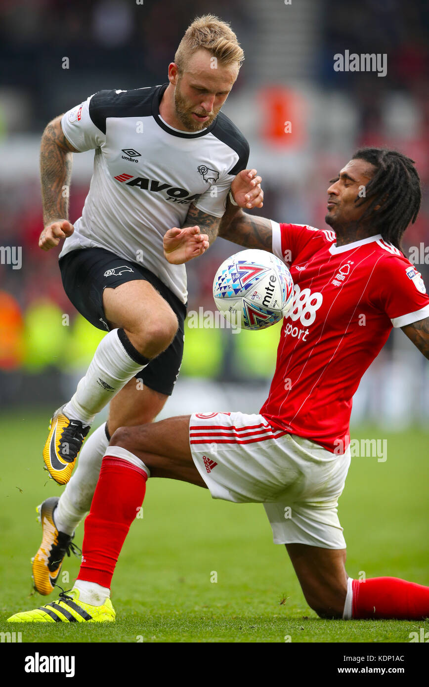 Johnny Russell a Sinistra Della Contea Di Derby E Armand Traore Della johnny-russell-a-sinistra-della-contea-di-derby-e-armand-traore-della