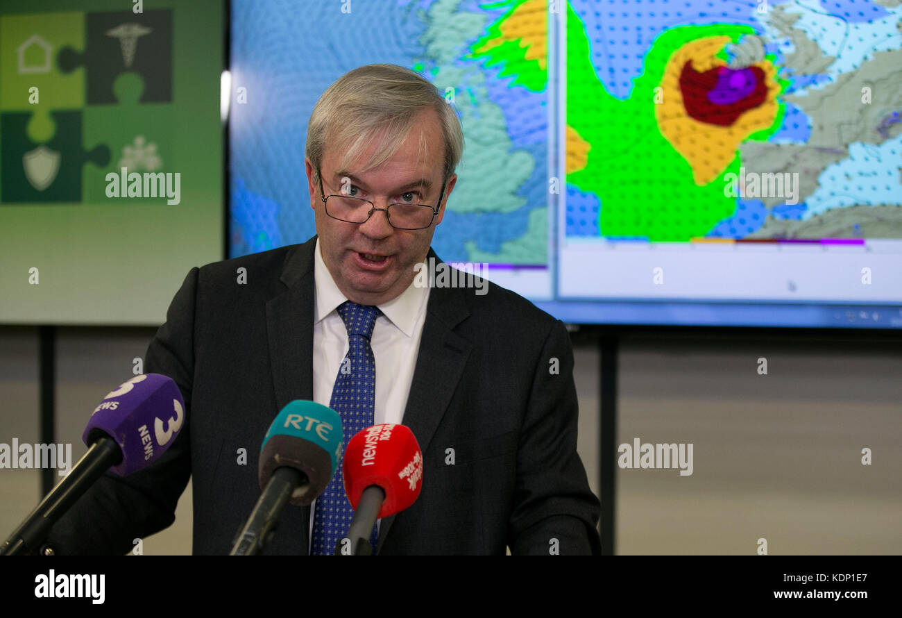 Il presidente del gruppo Sean Hogan ha parlato con i media a seguito di una riunione del gruppo nazionale di coordinamento delle emergenze a Dublino. Foto Stock