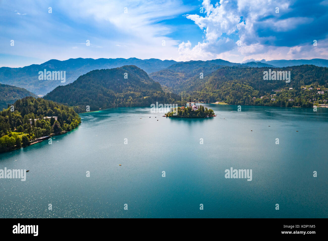 Slovenia - Vista aerea resort lago di Bled. antenna fpv drone fotografia. Foto Stock