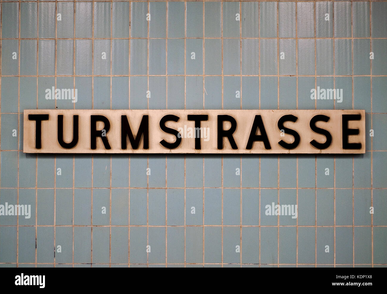 Targa della stazione della metropolitana di Berlino in Turmstrasse, Berlino, Germania. Foto Stock