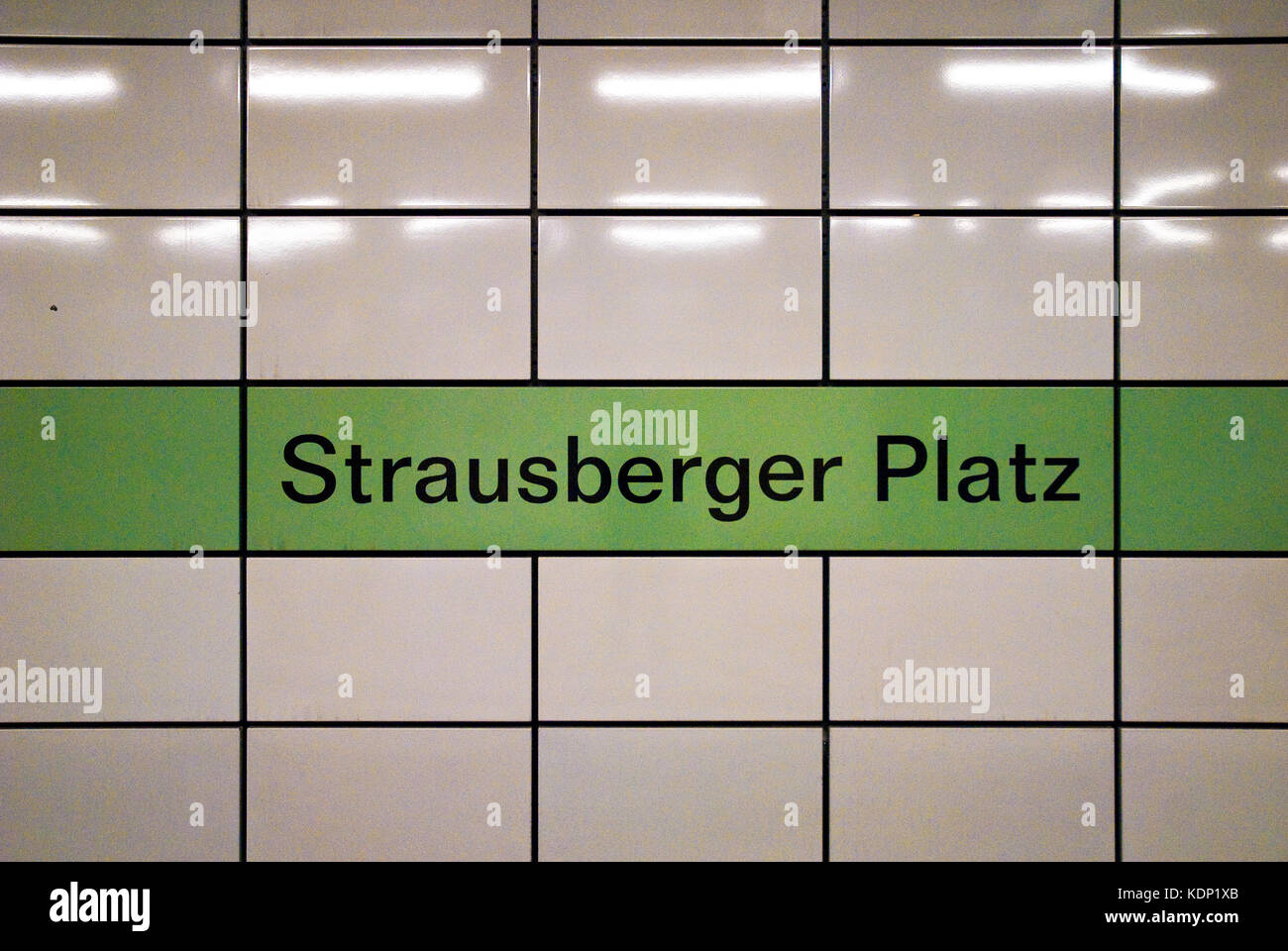 Targa della stazione della metropolitana di Berlino a Strausberger Platz, Berlino, Germania. Foto Stock