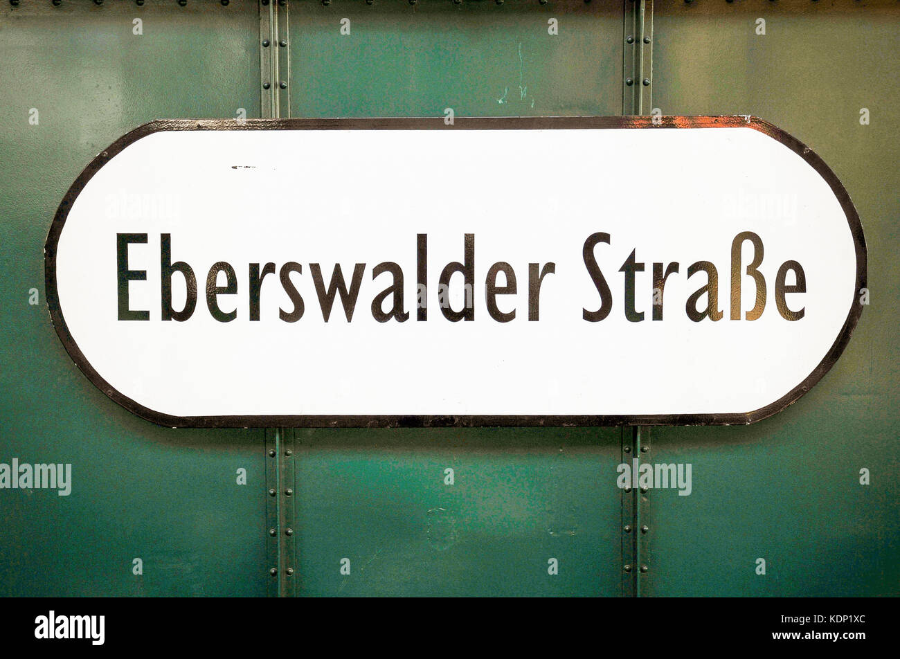 Targhetta della stazione della metropolitana di Berlino a Eberswalder Strasse, Berlino, Germania. Foto Stock