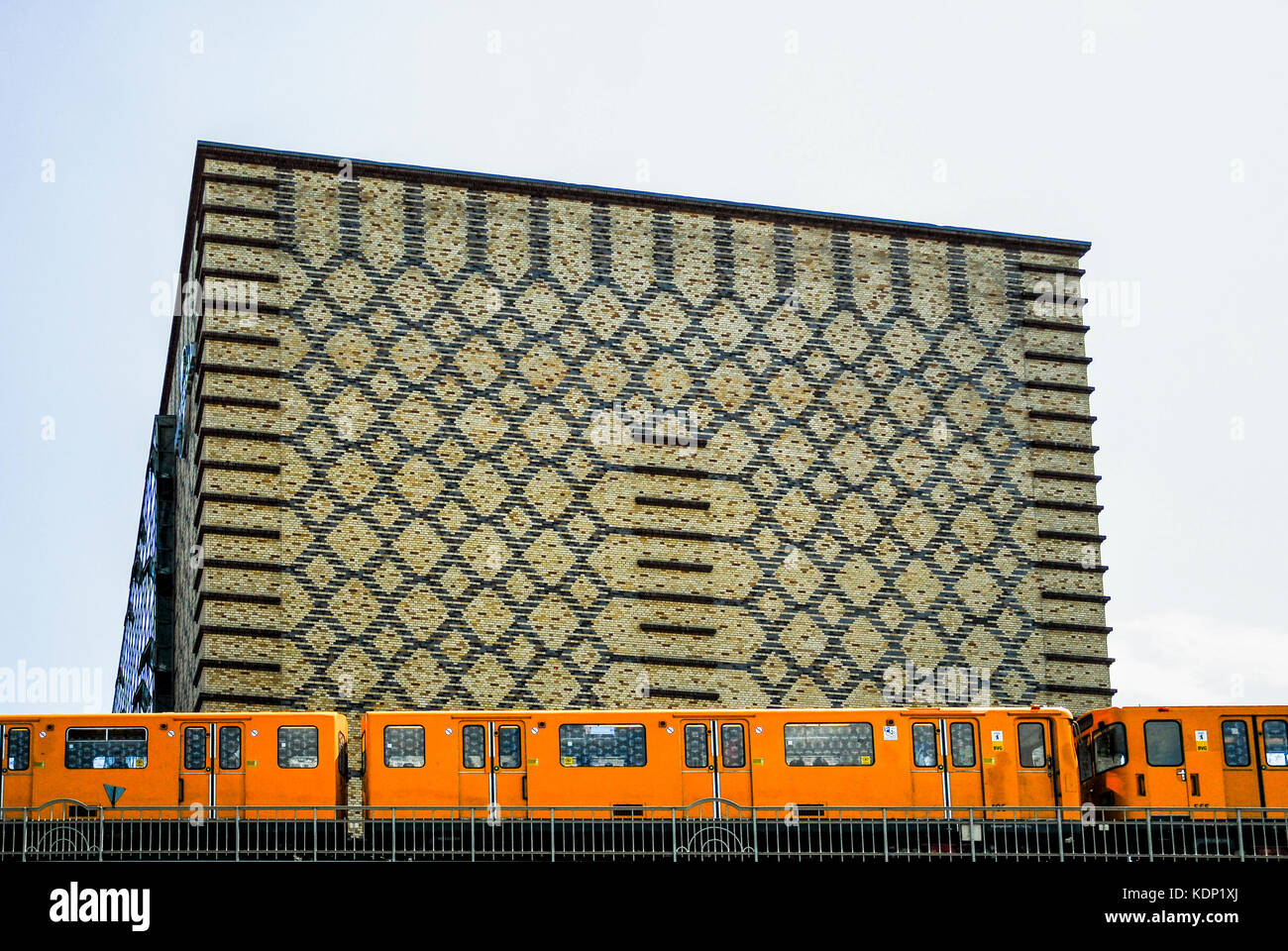 BERLINO-MAGGIO 31: Vista dell'edificio musicale universale mentre passa il treno della metropolitana. Friedrichshain distretto, Berlino, Germania, il 31,2011 maggio. Foto Stock