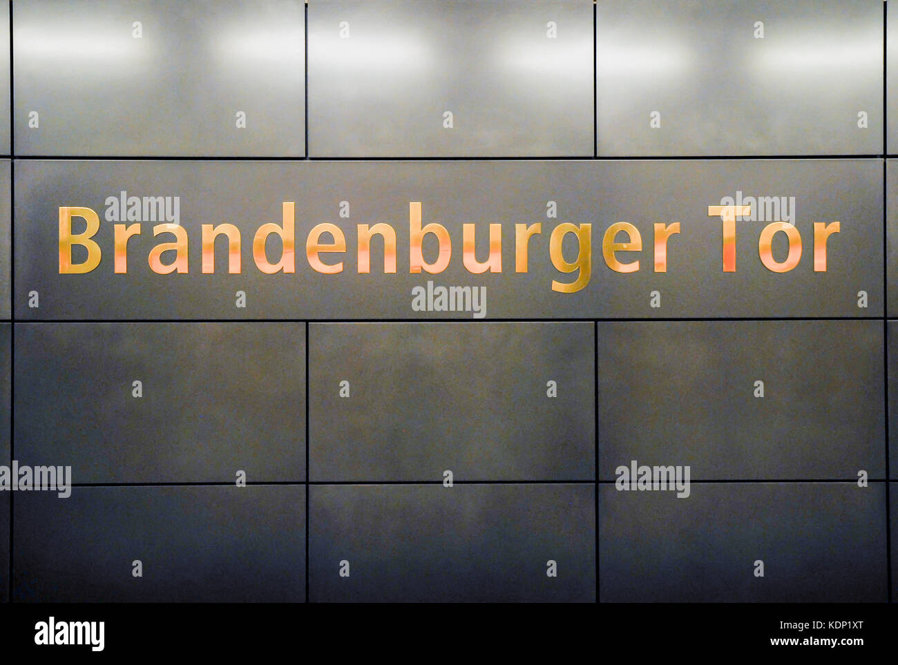Targhetta con il nome della stazione della metropolitana di Berlino a Brandenburger Tor, Berlino, Germania. Foto Stock