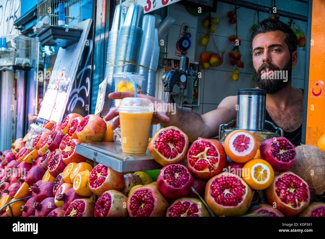 Il venditore di strada vende succo di melograno in uno stalli a Istanbul, Turchia Foto Stock